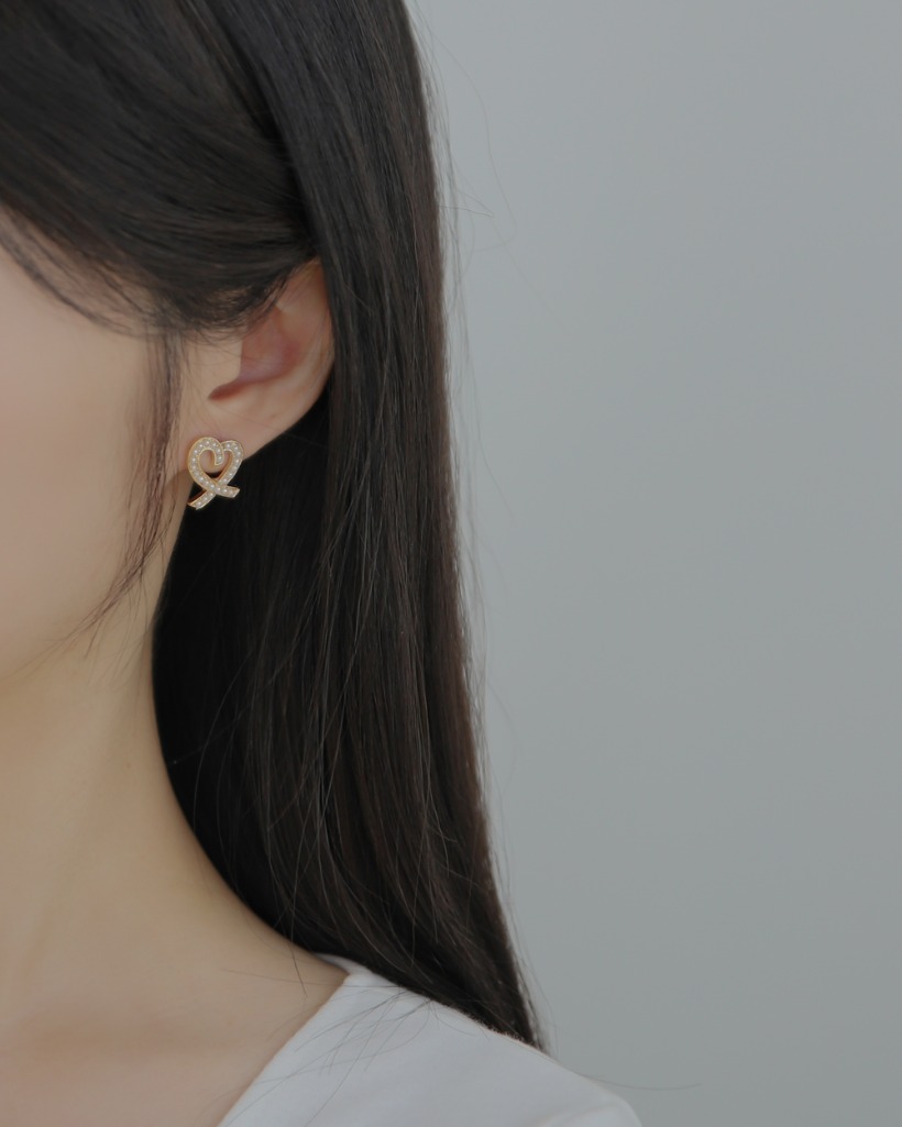 date pearl earring
